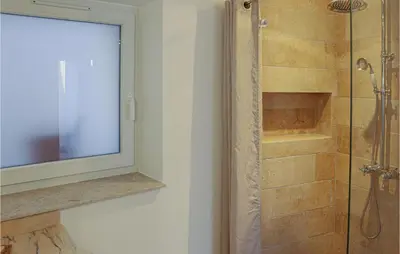 a bathroom with a shower with a window at Stunning Apartment In Villes Sur Auzon in Villes-sur-Auzon