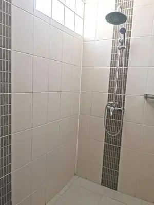 a bathroom with a shower with white tiles at Charmant T2 avec extérieur au cœur du Vaucluse in Châteauneuf-de-Gadagne