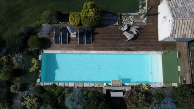 an overhead view of a swimming pool on a house at Gîte la Saume in Lambesc