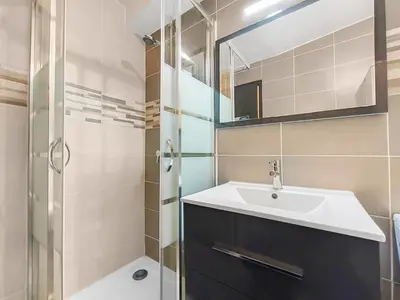 a bathroom with a sink and a glass shower at L'Isle d'Or - La Nuit Etoilée in LʼIsle-sur-la-Sorgue