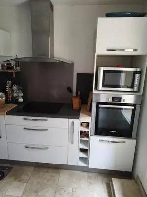 a kitchen with a stove and a microwave at Appartement spacieux à Aix-en-Provence 100 m² avec hammam in Aix-en-Provence