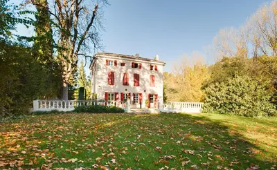 an old house in the middle of a field at APPARTEMENT DERNIER ETAGE DANS BASTIDE in Aix-en-Provence