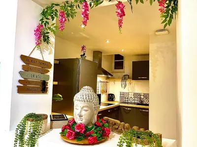 a statue sitting on a table in a kitchen at *Le Namasté*Fibre Wifi*Hyper Centre* in Salon-de-Provence