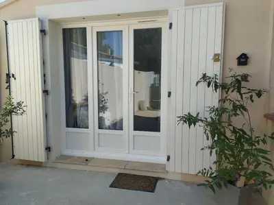 a white door on the side of a house at Le Petit Pied à Terre du Luberon in Mérindol