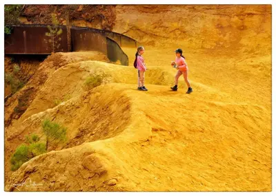 two children standing on top of a dirt hill at La Cerisaie, maison spacieuse en Lubéron in Saint-Martin-de-Castillon