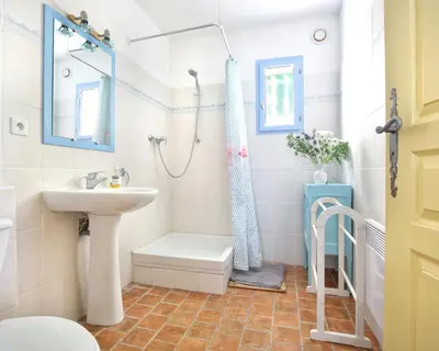 a bathroom with a sink and a shower at La Cerisaie, maison spacieuse en Lubéron in Saint-Martin-de-Castillon