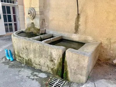 a concrete planter on the side of a building at Duplex Atelier / coeur de Lourmarin in Lourmarin