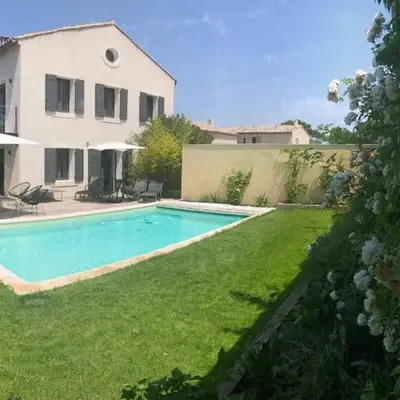 Maison contemporaine dans le village d'Eygalières