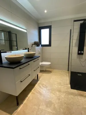 a bathroom with two sinks and a toilet at Luxury House Family’s in Carpentras