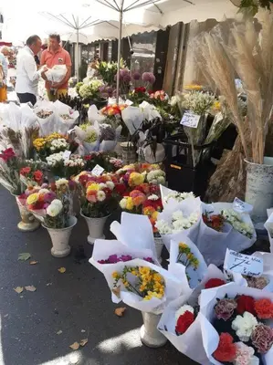 a display of flowers in vases in a market at Apt en Luberon appartement 3 chambres et garage privée in Apt