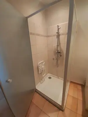 a shower with a glass door in a bathroom at Apt en Luberon appartement 3 chambres et garage privée in Apt