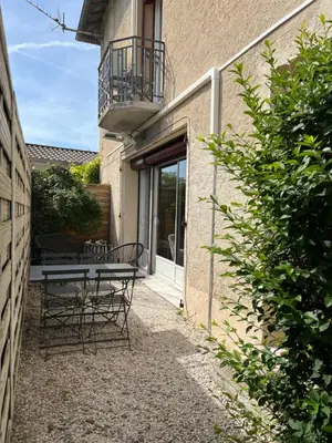 a patio with a table and chairs next to a building at Terrama de l'isle in LʼIsle-sur-la-Sorgue