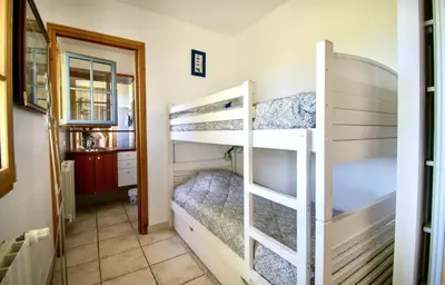 a bedroom with two bunk beds in a room at Évasion Provençale : Villa Élégante pour 10 Personnes in Villars