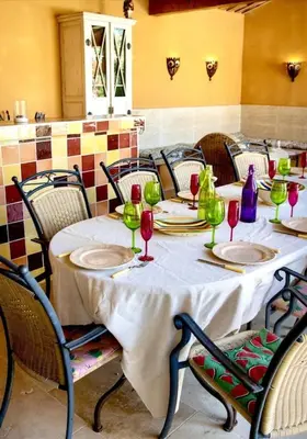 a table with plates and wine glasses on it at Évasion Provençale : Villa Élégante pour 10 Personnes in Villars