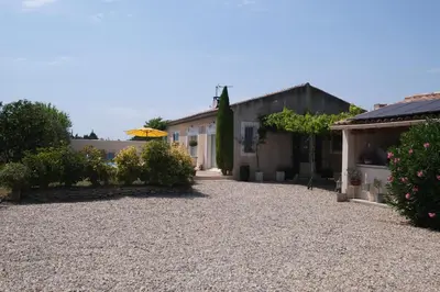 a courtyard of a house with a gravel driveway at pretty holiday rental with swimming pool in isle-sur-la-sorgue, in the département of vaucluse, in provence 4 people in LʼIsle-sur-la-Sorgue