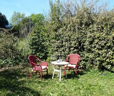 two chairs and a table in the grass at Campagne de Saint Clair in Pertuis