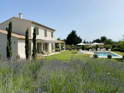 a house with a garden and a swimming pool at Bastide la Melonnerie in Lacoste