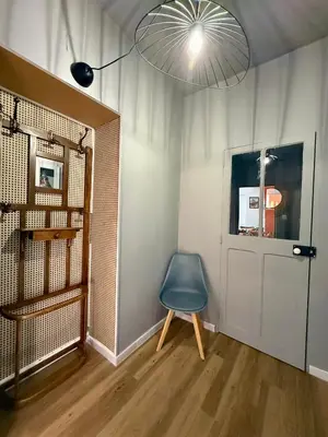 a room with a blue chair and a door at Sasha'blue-terrasse jardin-park-clim-piscine in LʼIsle-sur-la-Sorgue