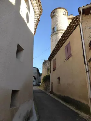 an alley with a building and a lighthouse at La Reynière du Sud Luberon in La Bastide-des-Jourdans