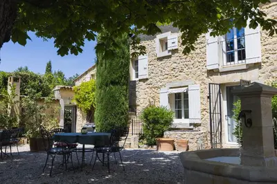 a table and chairs in front of a building at Gîte Petit Luberon chez Manon en Luberon - Vacation rental in guest house in Lagnes