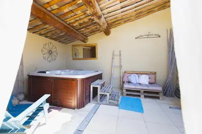 a room with a bath tub in a room at Gîte Petit Luberon chez Manon en Luberon - Vacation rental in guest house in Lagnes