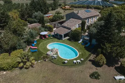 an aerial view of a house with a swimming pool at Gîte Petit Luberon chez Manon en Luberon - Vacation rental in guest house in Lagnes