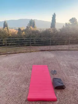 a pink yoga mat and pair of shoes on a field at Mas Moucia in Mormoiron