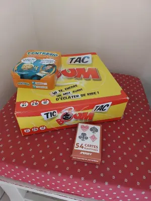 three boxes sitting on top of a table at Maison 3 pièces domaine golf Pont Royal in Mallemort