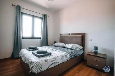 a bedroom with a bed with towels on it at Villa Moderne avec Jacuzzi proche d'Avignon in Le Thor