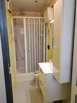 a small bathroom with a shower and a toilet at maison 4 à 6 personnes proche village in Pélissanne