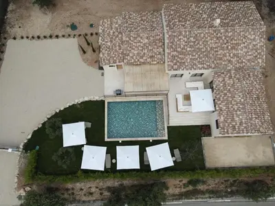 an aerial view of a swimming pool and a house at Villa de luxe en Luberon - Piscine chauffée in Puget