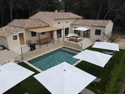 an aerial view of a house with a pool and umbrellas at Villa de luxe en Luberon - Piscine chauffée in Puget