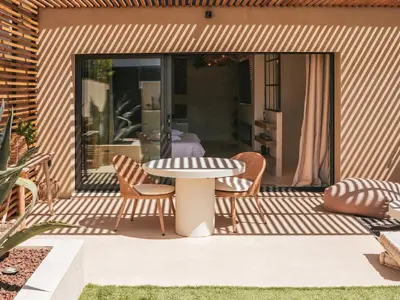 a patio with a table and chairs on a porch at Love in L'Isle/Sorgue L'Aurore in LʼIsle-sur-la-Sorgue