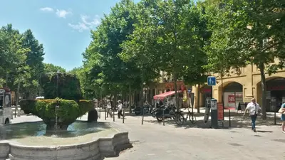 a fountain in the middle of a city street at Centre d'Aix - charmant appartement 1 chambre Pythagore avec parking in Aix-en-Provence