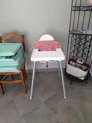 a white chair with a pillow on top of it at Villa le Bosquet en Luberon. in Ménerbes