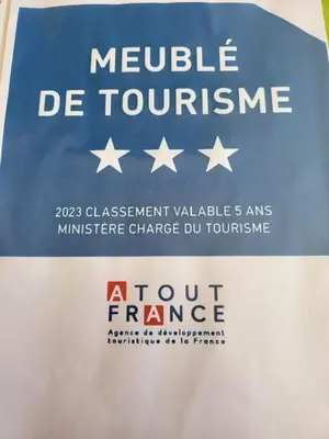 a sign for the us institute of technology with the american flag at Appartement standing bord Sorgue in LʼIsle-sur-la-Sorgue