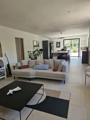 a living room with a couch and a table at Magnifique Villa avec Piscine en Provence in Verquières