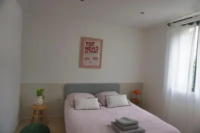 a bedroom with a bed with a pink blanket at Magnifique Villa avec Piscine en Provence in Verquières