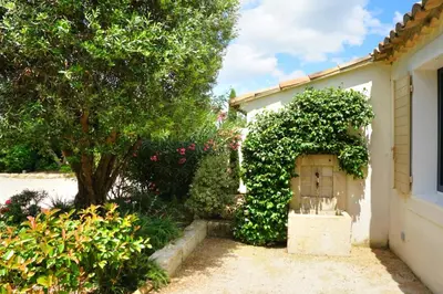 a garden with a small door in the side of a house at Magnifique Villa avec Piscine en Provence in Verquières
