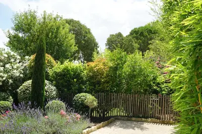 a garden with a wooden fence and many plants at Magnifique Villa avec Piscine en Provence in Verquières