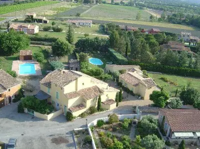 an aerial view of a house with a pool at Bastide Magnolia - Gite et chambres d 'hôtes Les dépendances, Roussillon in Roussillon