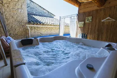 a jacuzzi tub in a room with snow at Chambre d'hôtes - B&B - Grand Luberon chez Manon en Luberon in Lagnes