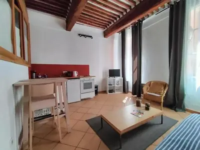 a living room with a desk and a table at CORDELIERS MAIRIE in Aix-en-Provence